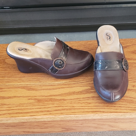 3 pair of shoes - size 6 - Picture 3 of 4